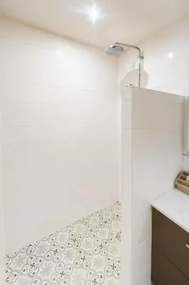 Plan de l'établissement Le 9 Privé Chambres Chic à Puteaux près Paris, kitchen et 2 SDB ideal couples et Professionnels en déplacement