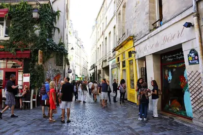 Clients de l'établissement Marais-Pletzl, rue des Rosiers