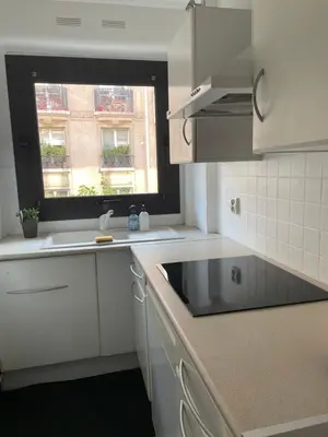 Cuisine ou kitchenette dans l'établissement Typical French Appt for 4 near Eiffel tower