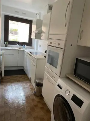 Cuisine ou kitchenette dans l'établissement Typical French Appt for 4 near Eiffel tower