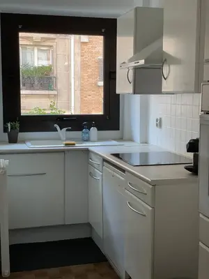 Cuisine ou kitchenette dans l'établissement Typical French Appt for 4 near Eiffel tower