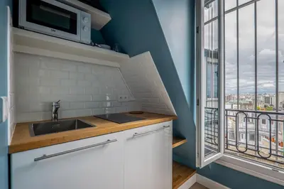 Cuisine ou kitchenette dans l'établissement GoodGuest-Trocadéro Eiffel Tower Mobility Lease