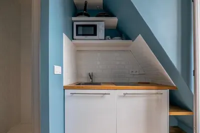 Cuisine ou kitchenette dans l'établissement GoodGuest-Trocadéro Eiffel Tower Mobility Lease