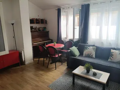 Coin salon dans l'établissement Appartement cosy proche Paris