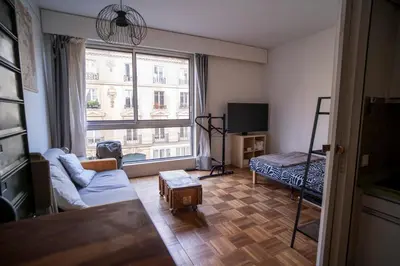 Télévision ou salle de divertissement dans l'établissement Modern accommodation near Parisian attractions