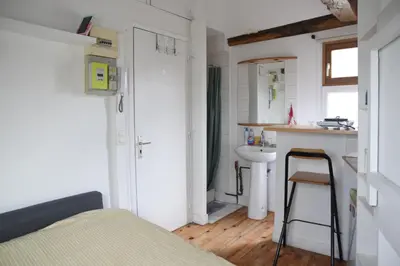 Salle de bains dans l'établissement Studio with a view of the Eiffel Tower top
