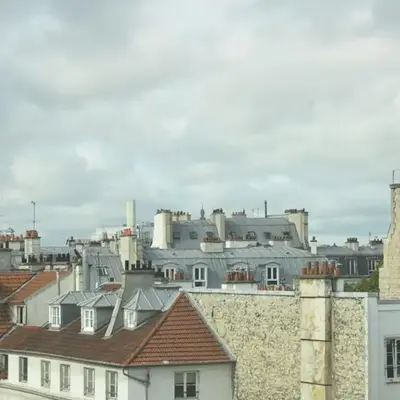Studio with a view of the Eiffel Tower top
