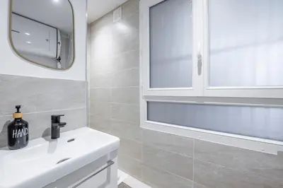 Salle de bains dans l'établissement Studio near Paris - 25 minutes from Eiffel Tower