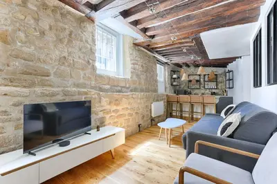 Télévision ou salle de divertissement dans l'établissement Parisian Atypic Apartment close to place Bastille