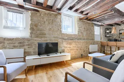 Télévision ou salle de divertissement dans l'établissement Parisian Atypic Apartment close to place Bastille
