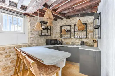 Cuisine ou kitchenette dans l'établissement Parisian Atypic Apartment close to place Bastille