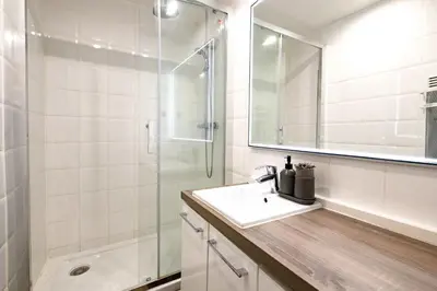 Salle de bains dans l'établissement 6 Guests Flat Champs Elysees 2 BDR