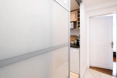 Cuisine ou kitchenette dans l'établissement 6 Guests Flat Champs Elysees 2 BDR