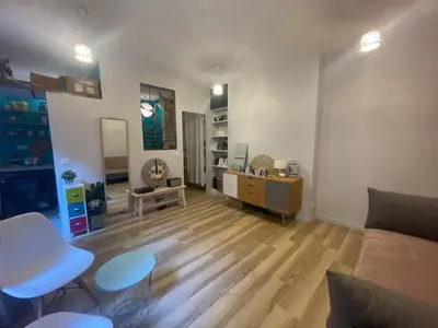 Coin salon dans l'établissement Beautiful 2-room apartment in Paris's Batignolles district