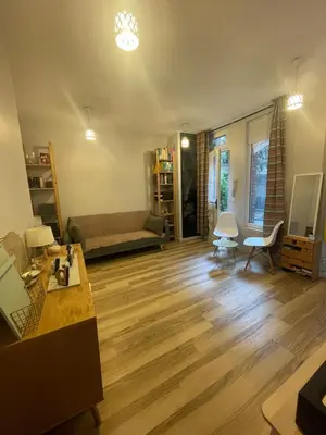 Coin salon dans l'établissement Beautiful 2-room apartment in Paris's Batignolles district