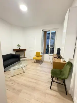 Coin salon dans l'établissement Appartement chic et moderne au cœur du mythique Marché des Antiquités