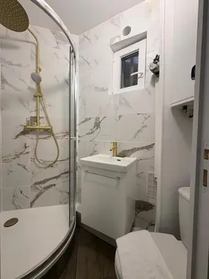 Salle de bains dans l'établissement Appartement chic et moderne au cœur du mythique Marché des Antiquités