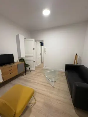 Coin salon dans l'établissement Appartement chic et moderne au cœur du mythique Marché des Antiquités