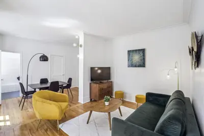 Télévision ou salle de divertissement dans l'établissement BnBNova - 1BR - Eiffel Tower & Trocadero