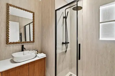 Salle de bains dans l'établissement New suite 6 people - Saint Germain Notre-Dame#AC