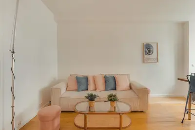 Coin salon dans l'établissement Charmant appartement 2 pièces, accès rapide Paris