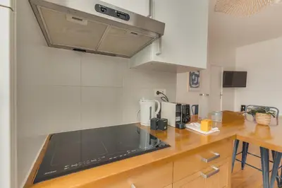 Cuisine ou kitchenette dans l'établissement Charmant appartement 2 pièces, accès rapide Paris