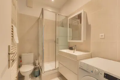 Salle de bains dans l'établissement Charmant appartement 2 pièces, accès rapide Paris