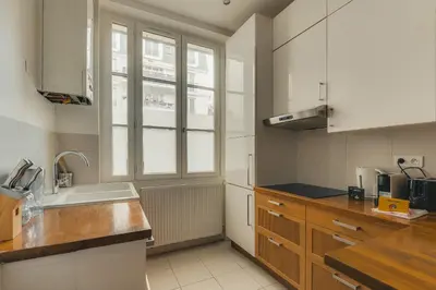 Cuisine ou kitchenette dans l'établissement Charmant appartement 2 pièces, accès rapide Paris