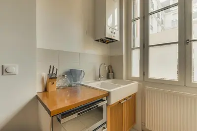 Cuisine ou kitchenette dans l'établissement Charmant appartement 2 pièces, accès rapide Paris