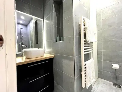 Salle de bains dans l'établissement Les Âmes Heureuses-Père Lachaise-Wifi by La Clé des Expos in Paris