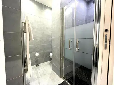Salle de bains dans l'établissement Les Âmes Heureuses-Père Lachaise-Wifi by La Clé des Expos in Paris