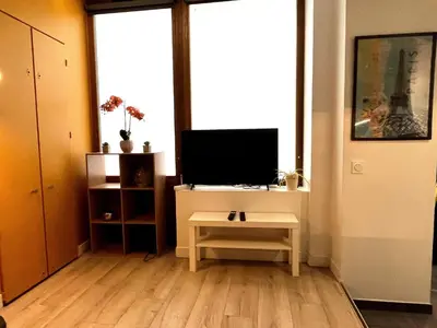 Télévision ou salle de divertissement dans l'établissement Les Âmes Heureuses-Père Lachaise-Wifi by La Clé des Expos in Paris