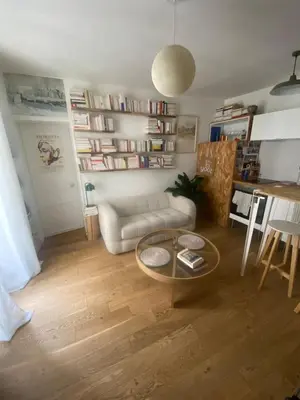 Bibliothèque dans l'appartement