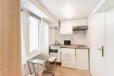 Cuisine ou kitchenette dans l'établissement Magnifique studio au cœur du Marais