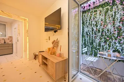 Télévision ou salle de divertissement dans l'établissement Montparnasse Signature Apartments