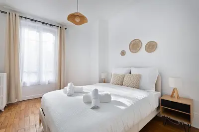Un ou plusieurs lits dans un hébergement de l'établissement Elegant 3-room apartment near Foch Hospital & La Défense Paris