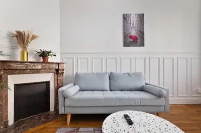 Coin salon dans l'établissement Elegant 3-room apartment near Foch Hospital & La Défense Paris