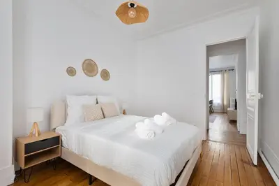 Un ou plusieurs lits dans un hébergement de l'établissement Elegant 3-room apartment near Foch Hospital & La Défense Paris
