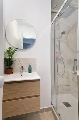 Salle de bains dans l'établissement Elegant 3-room apartment near Foch Hospital & La Défense Paris