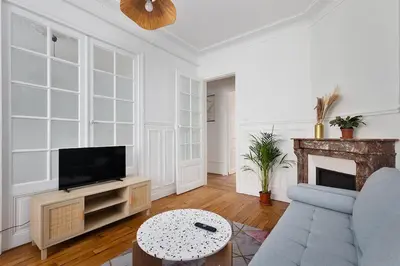 Télévision ou salle de divertissement dans l'établissement Elegant 3-room apartment near Foch Hospital & La Défense Paris