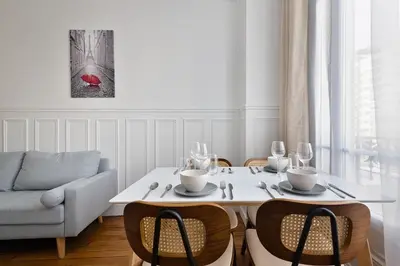 Coin salon dans l'établissement Elegant 3-room apartment near Foch Hospital & La Défense Paris