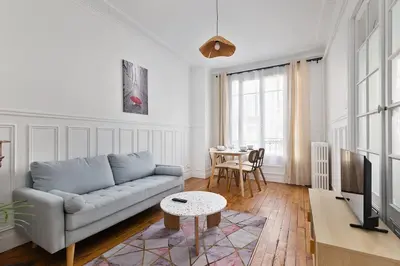 Télévision ou salle de divertissement dans l'établissement Elegant 3-room apartment near Foch Hospital & La Défense Paris