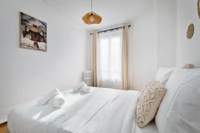 Un ou plusieurs lits dans un hébergement de l'établissement Elegant 3-room apartment near Foch Hospital & La Défense Paris
