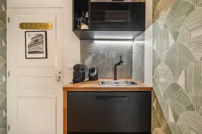 Cuisine ou kitchenette dans l'établissement Historical apartment in the heart of Paris -7