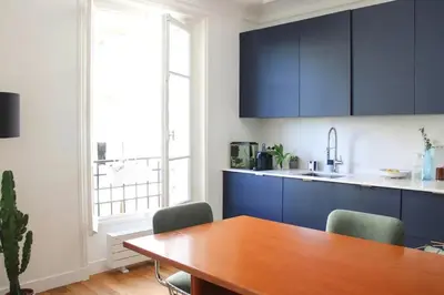 Cuisine ou kitchenette dans l'établissement Beautiful apartment near Luxembourg Gardens