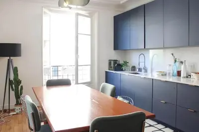 Cuisine ou kitchenette dans l'établissement Beautiful apartment near Luxembourg Gardens
