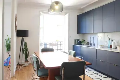 Cuisine ou kitchenette dans l'établissement Beautiful apartment near Luxembourg Gardens
