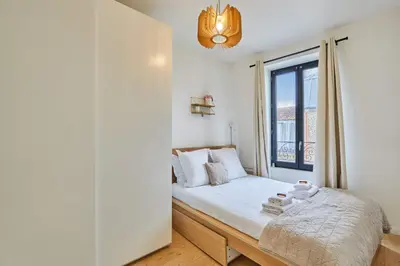 Un ou plusieurs lits dans un hébergement de l'établissement Charming Apartment Boulogne facing Les Passages
