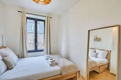 Un ou plusieurs lits dans un hébergement de l'établissement Charming Apartment Boulogne facing Les Passages