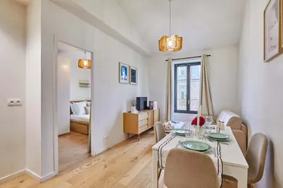 Un ou plusieurs lits dans un hébergement de l'établissement Charming Apartment Boulogne facing Les Passages
